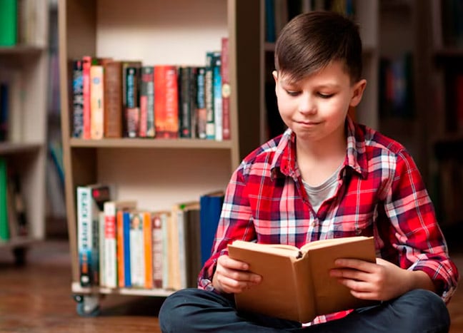 niño leyendo cuento